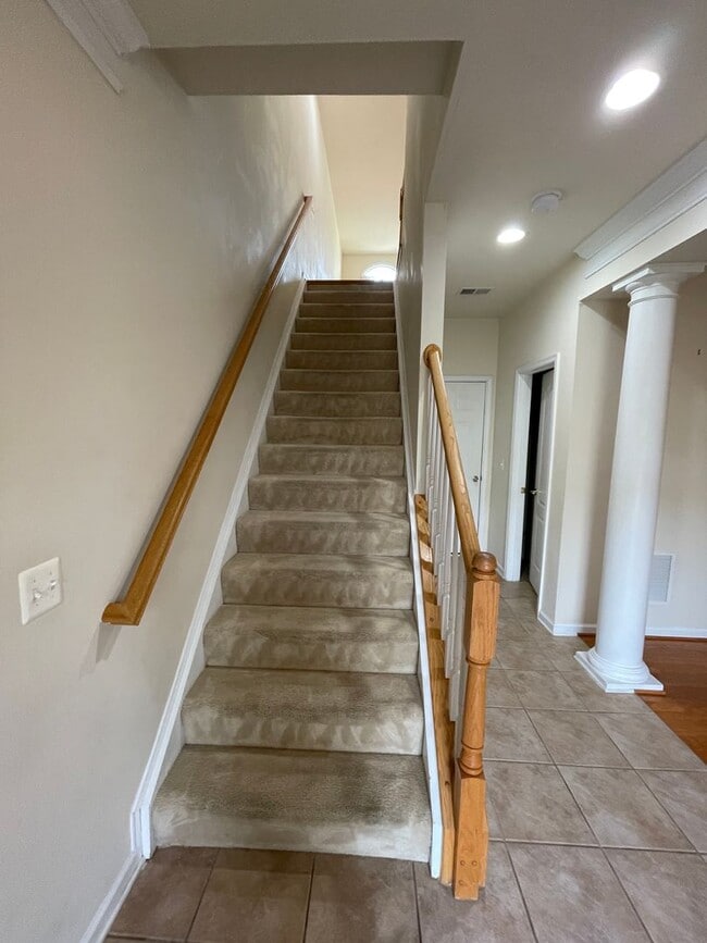 Building Photo - Stunning Light-Filled 3 Bed 2/2 Bath Townhome In Sought After Brambleton