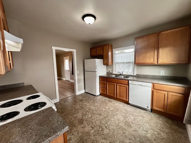 Building Photo - Charming 4-Bedroom Home with Office