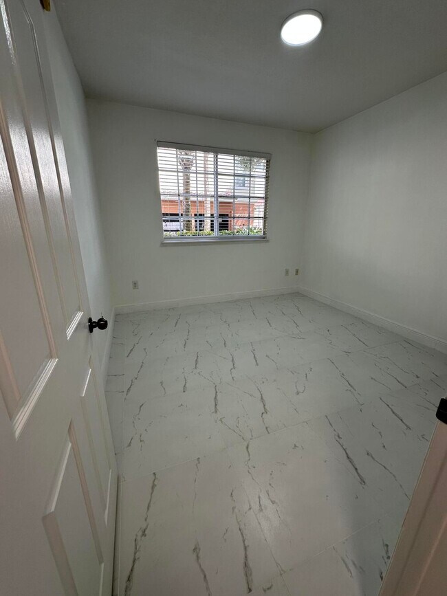 Building Photo - 9873 Baywinds Blvd