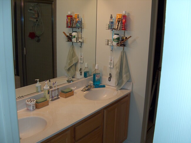 Building Photo - 486 Riverview Dr