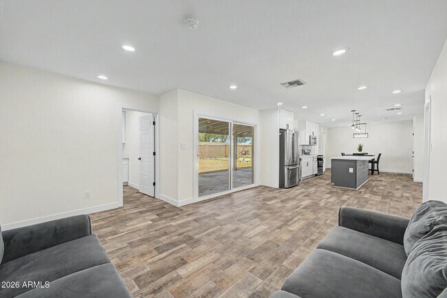 Building Photo - 2174 E Palmcroft Dr