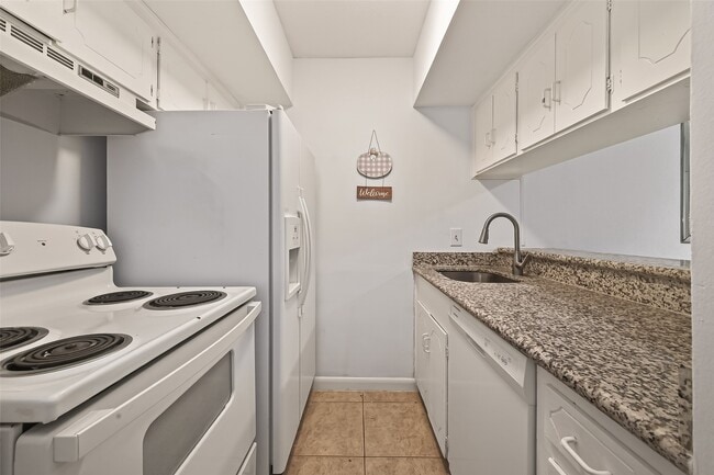 Building Photo - 2201 Fountain View Dr