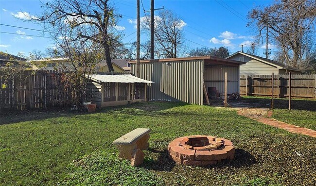 Building Photo - 609 N Ash St