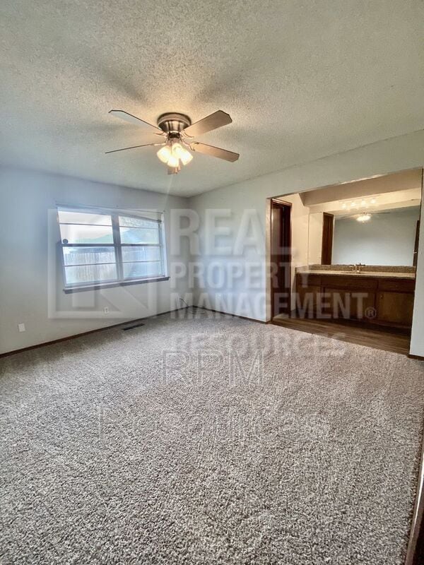 Building Photo - 913 Clear Creek