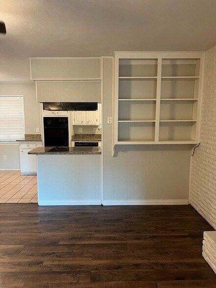Building Photo - 2501 White Oak Ln