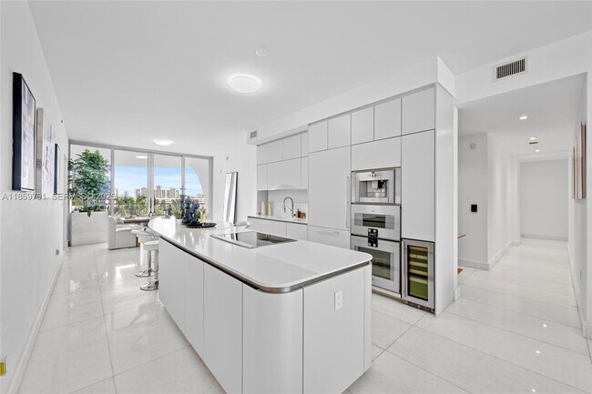 Building Photo - 16901 Collins Ave