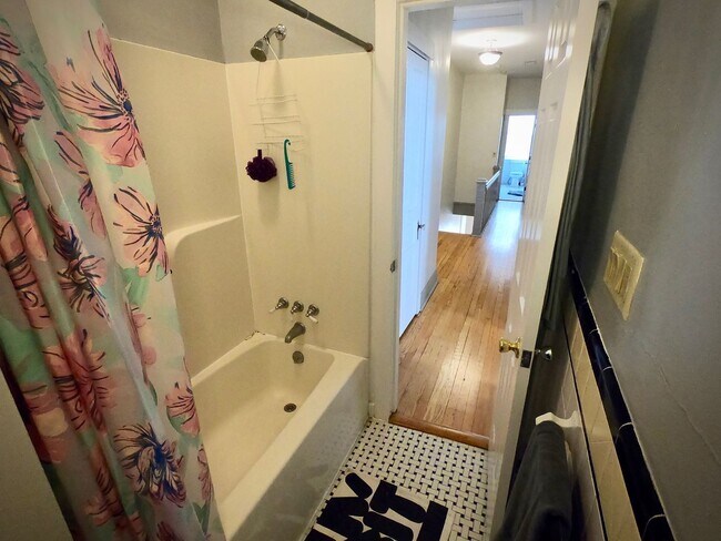 Building Photo - 5444 Claybourne St