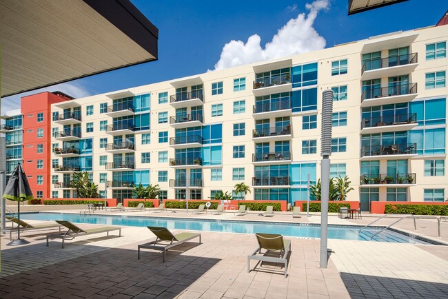 Building Photo - Freshly Painted Upscale 2/1 Condo in amazi...