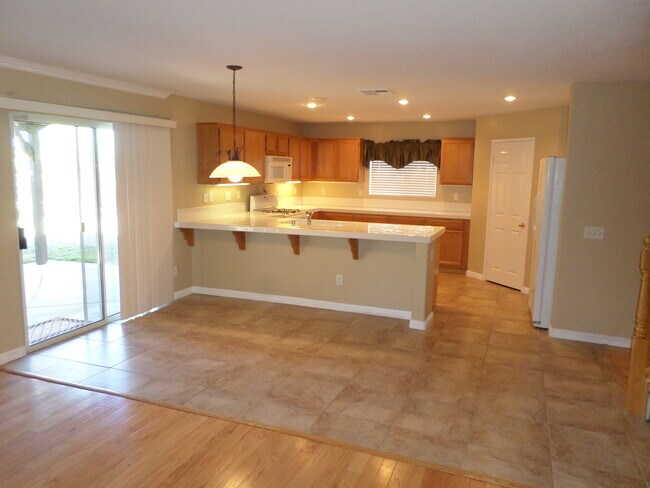 Building Photo - Great 4 BR + BONUS Room off Calle Del Oso Oro