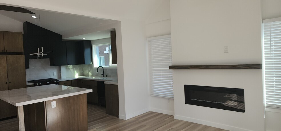 Building Photo - 950 N Kingsley Dr