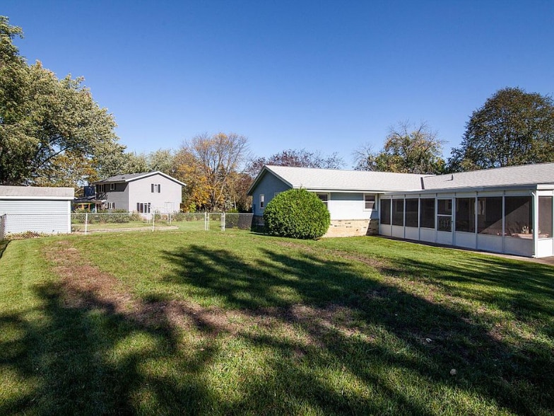 Building Photo - 13300 W Sunny View Dr