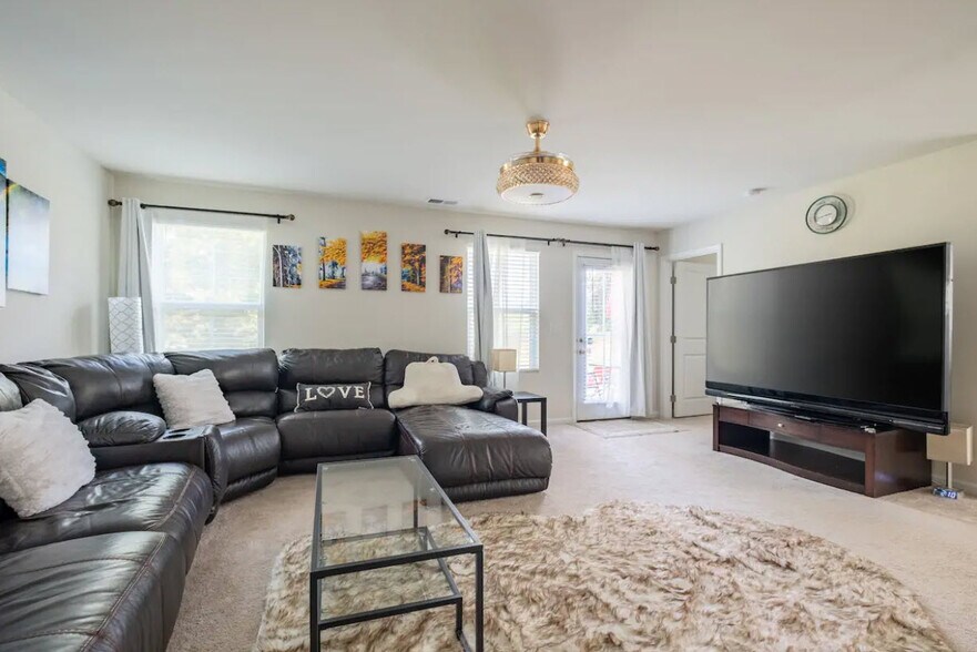 Building Photo - Room in House on Skipjack Ln