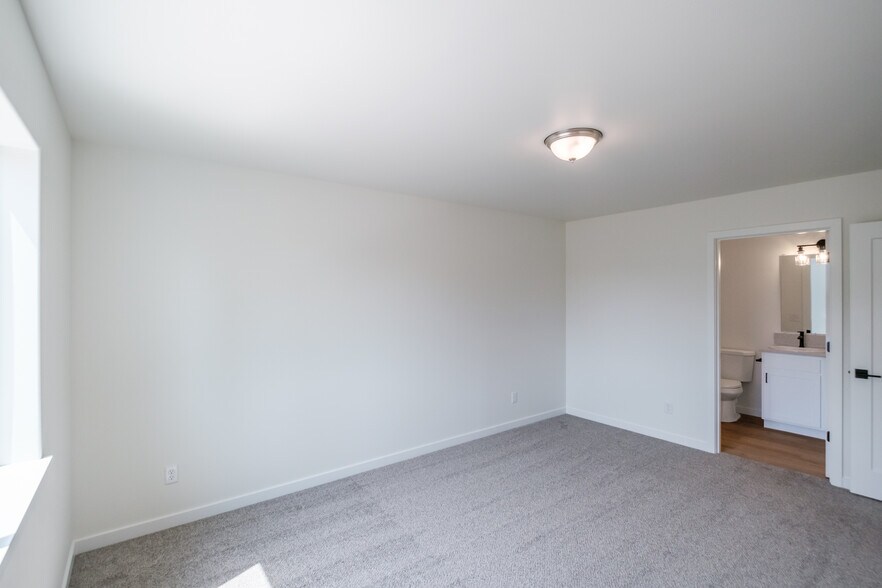 Building Photo - 400 Wagon Wheel Dr