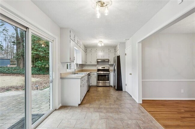 Building Photo - 3436 Brookview Dr