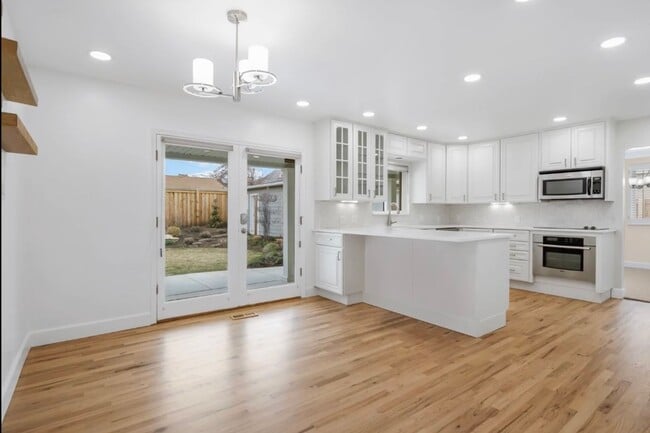 Building Photo - Spacious home for rent -  2.2 miles from t...