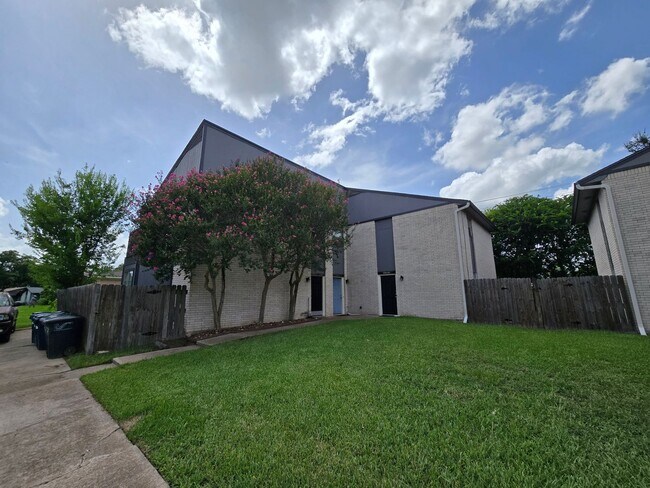 Building Photo - Updated 2 Bedroom 1.5 Bath Two-Story Condo Unit!