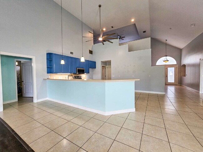 Building Photo - Waterfront Pool Home in Desirable Sunset Lakes