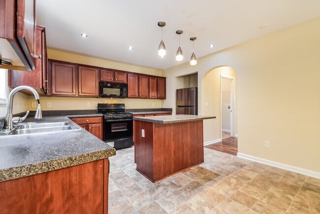 Building Photo - 910 Elderberry Ln