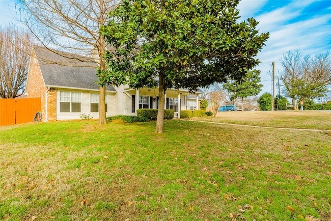 Building Photo - 1306 Lakeside Dr