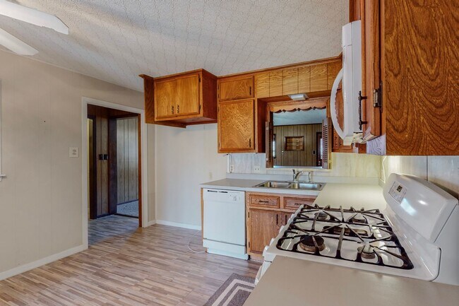 Building Photo - Charming 3-Bedroom Gem with Mid-Century Fl...