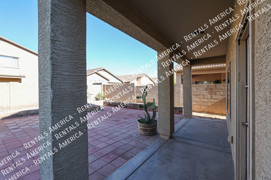 Building Photo - 8818 W Hilton Ave