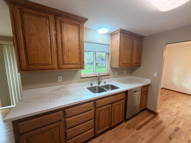 Building Photo - Beautiful Family Home in Tacoma!