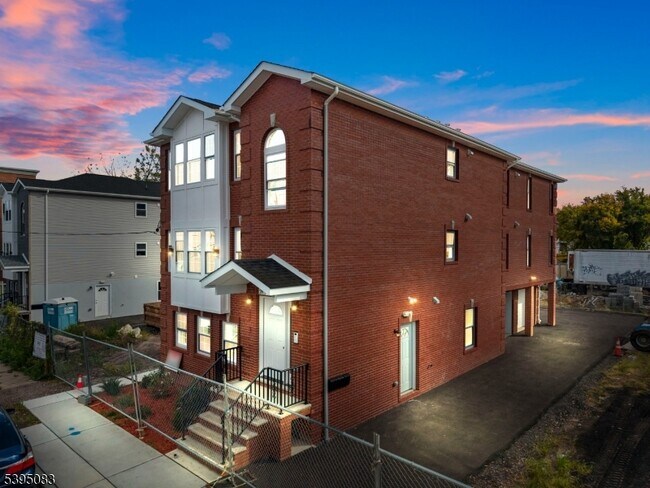 Primary Photo - 24 Garibaldi Ave