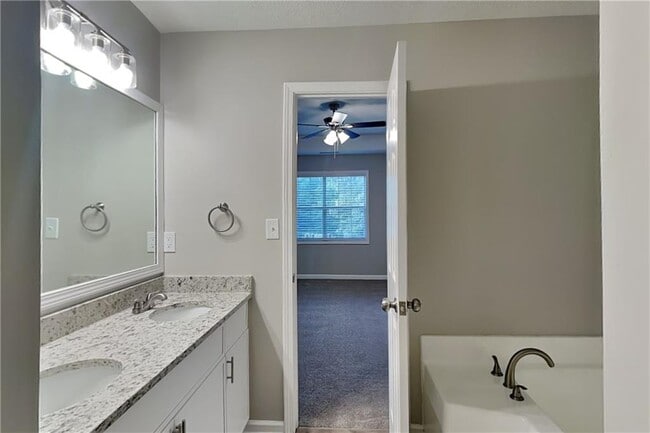 Building Photo - 6161 Longwood Chase