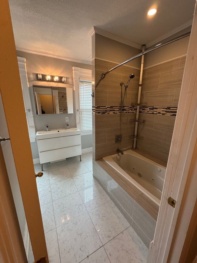 Building Photo - Charming 2 Bedroom 2 Bathroom House in Lawrenceville!