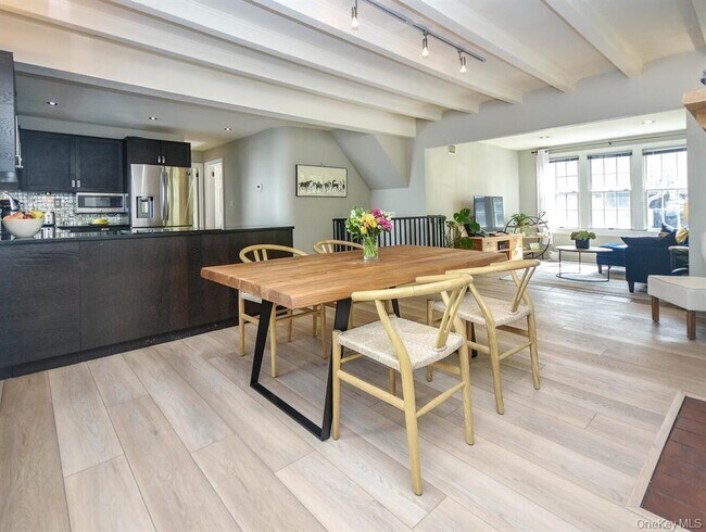 Building Photo - 20 Oldwood Rd S