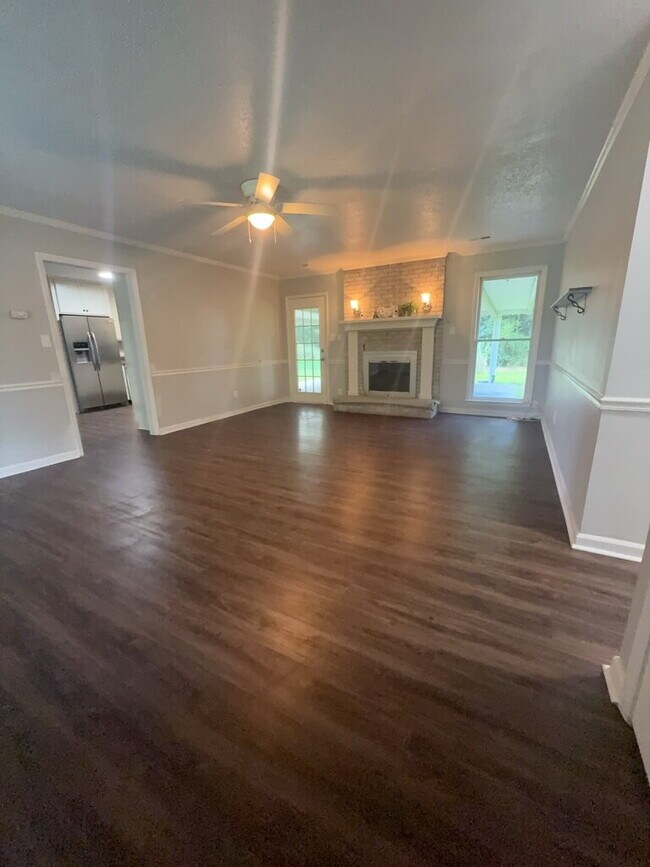 Building Photo - Beautiful 3 Bedroom, 3 Bath Home -135 Yates Ln.