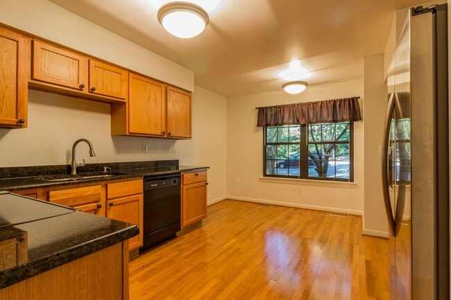 Building Photo - Beautiful 3 Bed 3.5 Bath Brick Interior To...