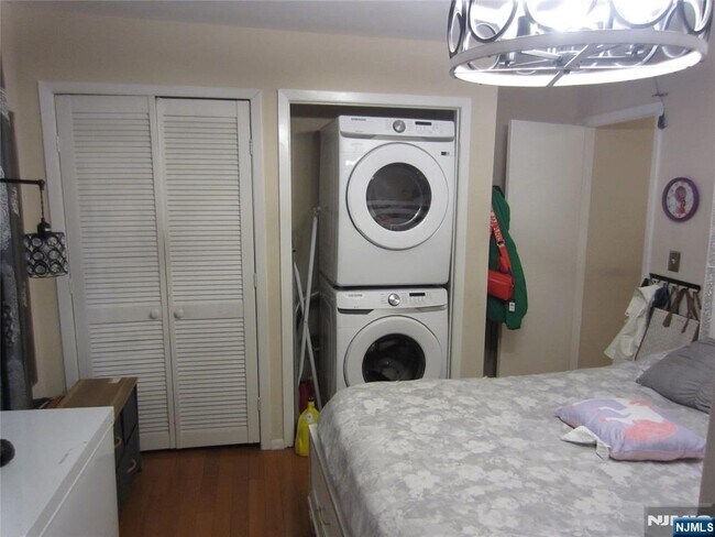 Building Photo - 233 Midland Ave