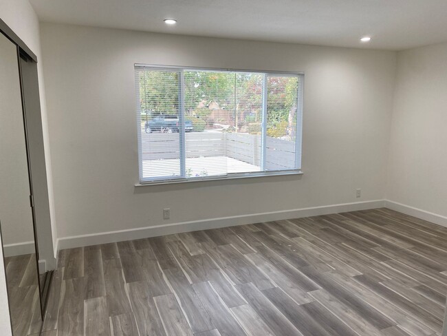 Building Photo - Remodeled 3 Bedroom 2 Bath Home in the Los...