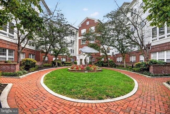 Building Photo - 801 S Greenbrier St