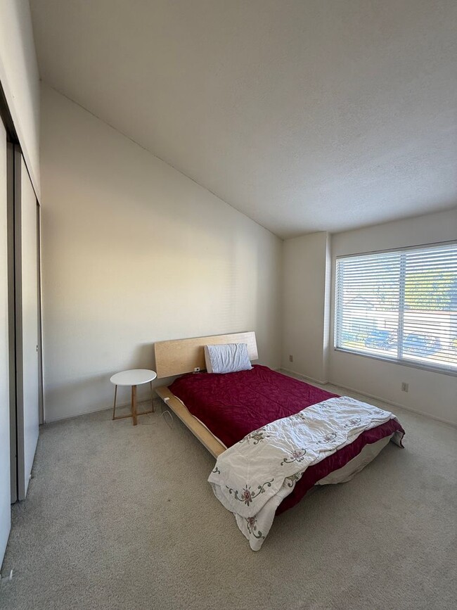 Building Photo - 2 bed, 2 1/2 bath townhome in fantastic lo...