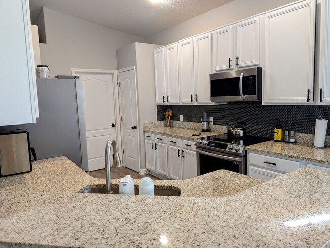 Building Photo - 3 Bed 2 bath 2 car garage pool home
