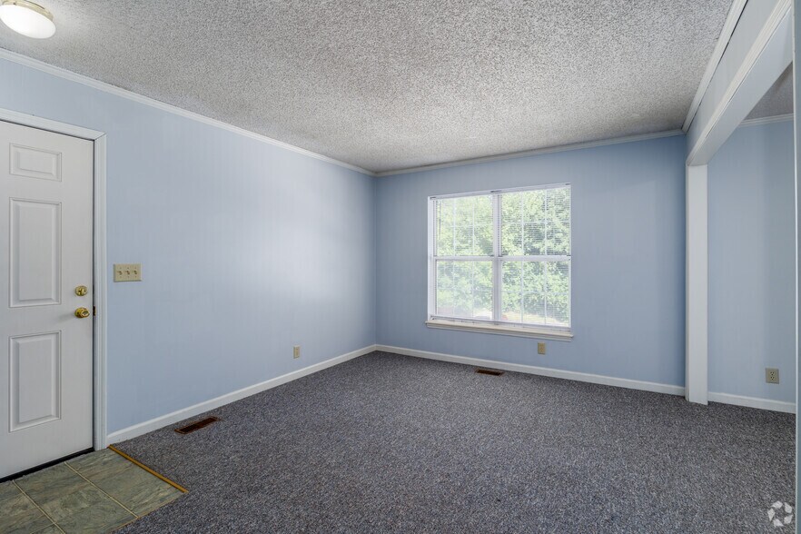 2BR, 2BA - 960SF - Living Room - Deer Creek Apartments