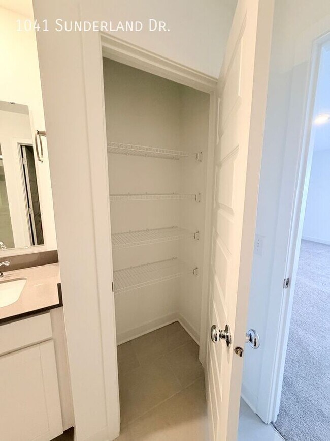 Building Photo - 1041 Sunderland Dr