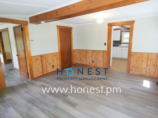 Building Photo - 523 Memorial Dr