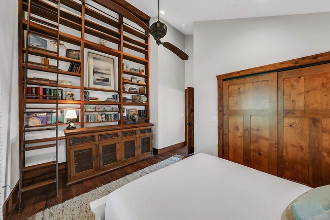 Building Photo - 201 Shady Ozark Ln