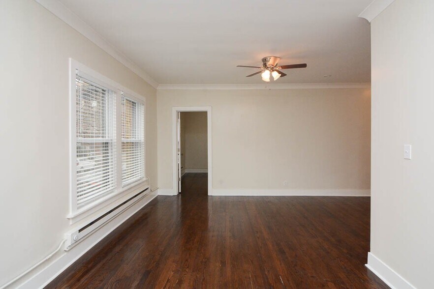 Building Photo - 727 W Roscoe St