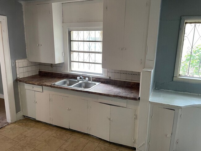Building Photo - 3310 Lillian St