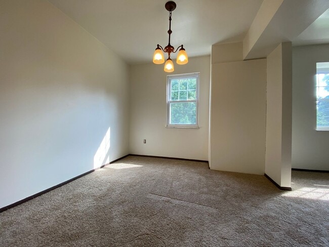 Building Photo - Wonderful 2BR in Bellevue!  Central A/C, Equipped Kitchen & More! Great Location!! Call Today!