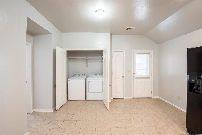 Building Photo - 8109 Frye Ln