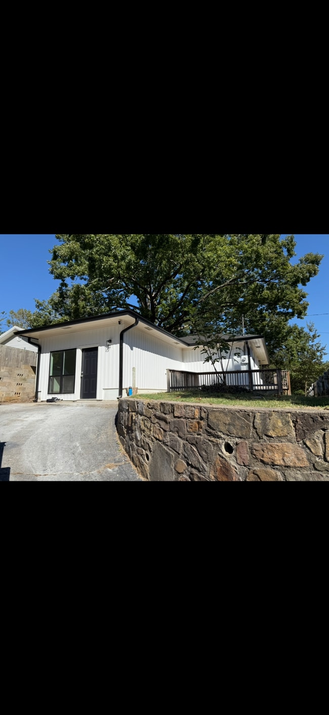 Building Photo - 112 Poplar St