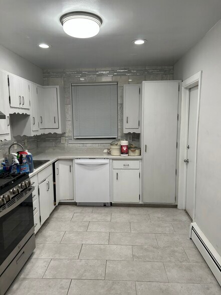 Building Photo - 805 Broadway