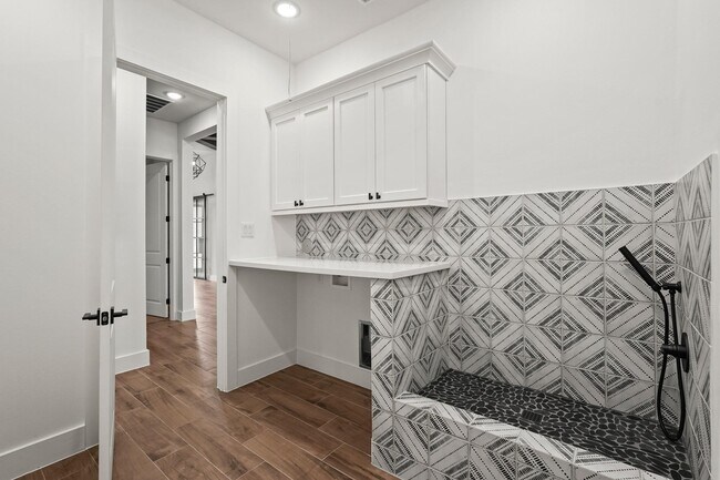 Building Photo - 3607 Wellborn Dr