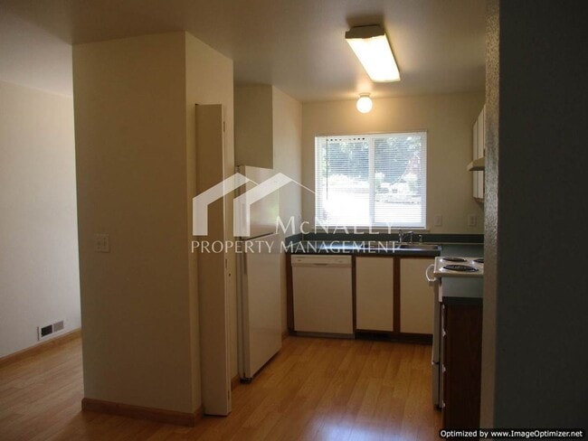 Building Photo - 2 Bedroom, 1.5 Bathroom Townhouse in Port ...