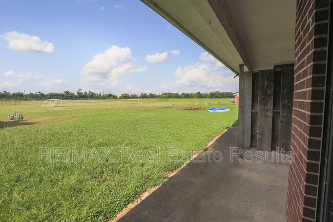 Building Photo - 2223 W Roselawn St